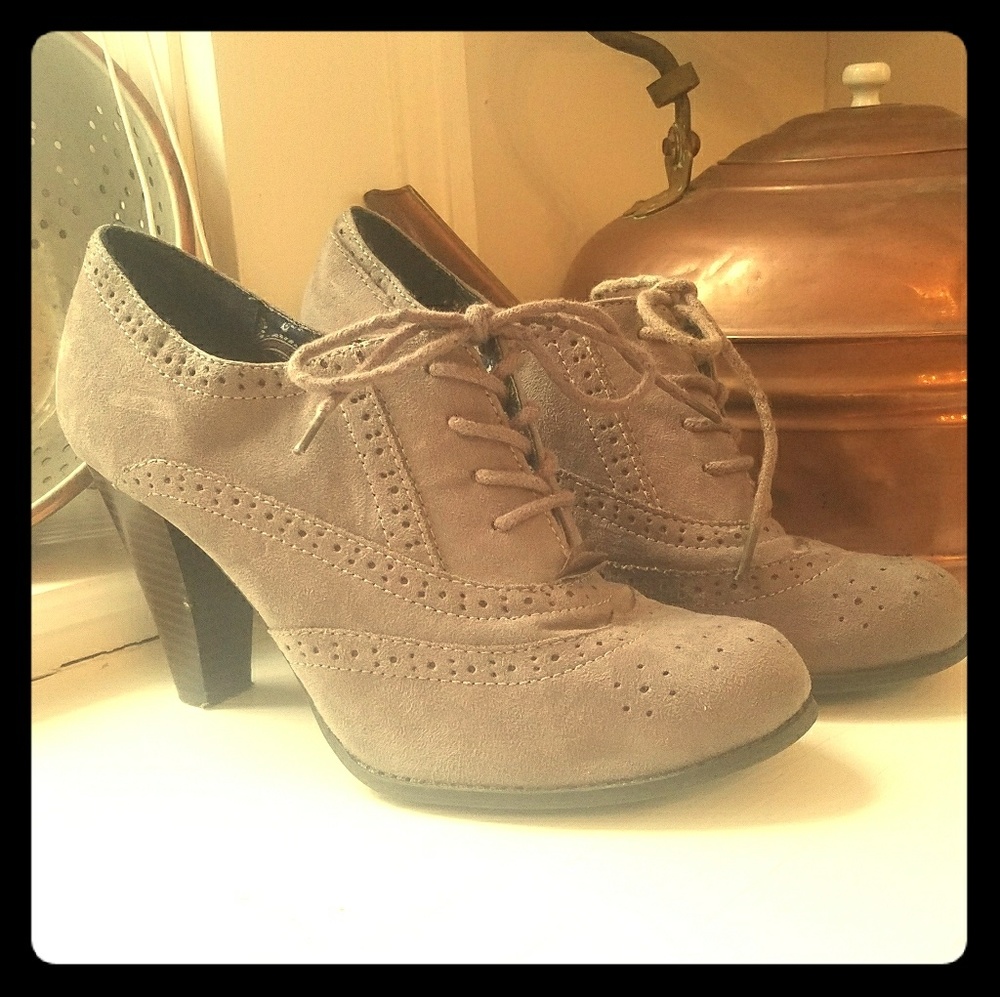 Taupe vintage look heels